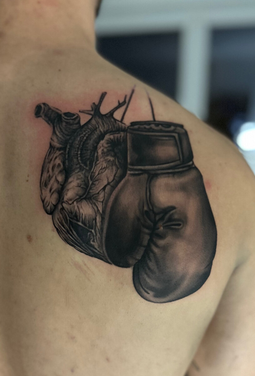 Herz und Boxhandschuh als Tattoo