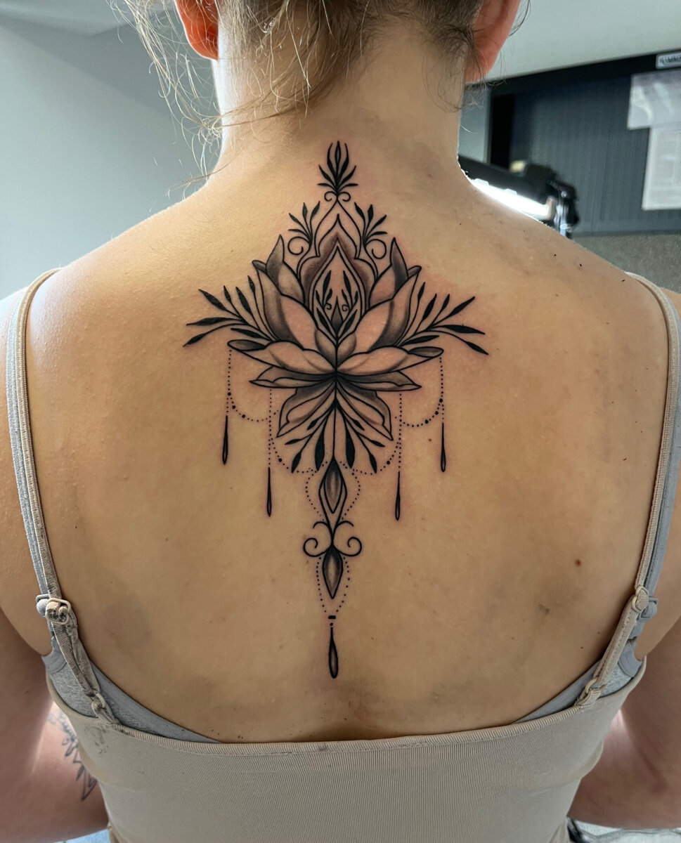 Mandala-Tattoo am Rücken