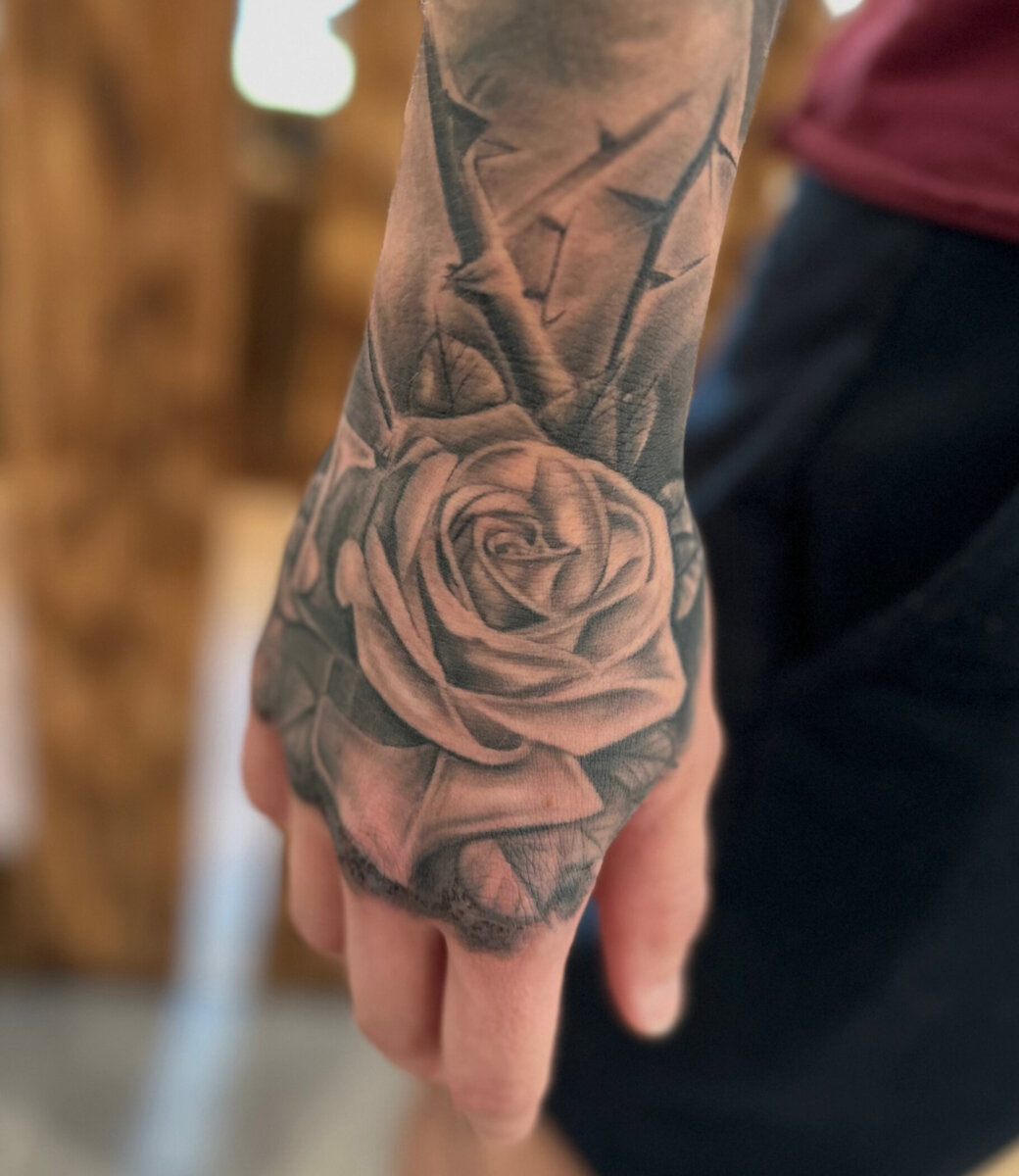 Tattoo einer Rose auf Hand